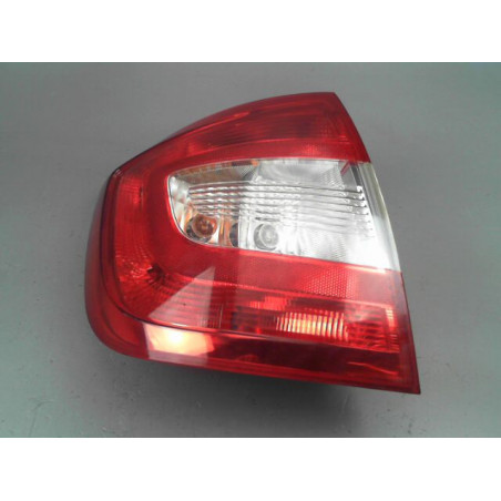 FEU ARRIERE GAUCHE  SKODA RAPID 2013